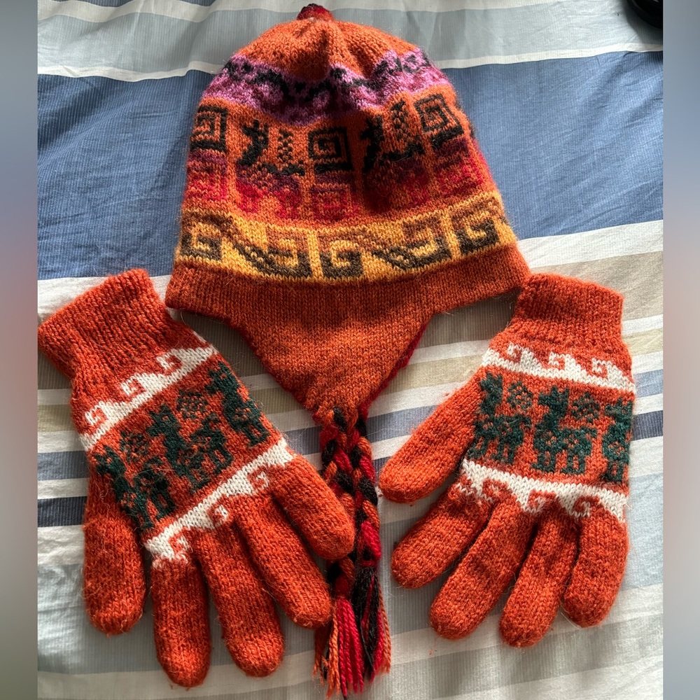 Reversible Peruvian hat and gloves